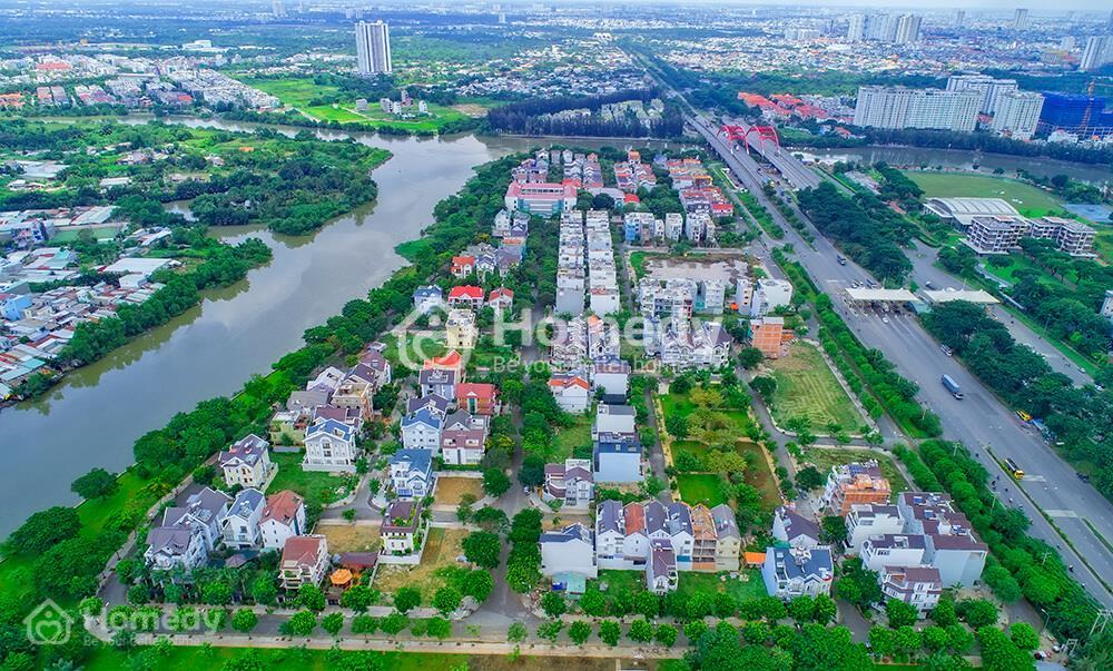 dat-nen-khu-dan-cu-ven-song-sadeco một bức tranh sinh động với dãy hàng rào xinh xắn uốn lượn theo dòng nước, những căn biệt thự, nhà phố nằm ẩn mình dưới những tán cây xanh mát.